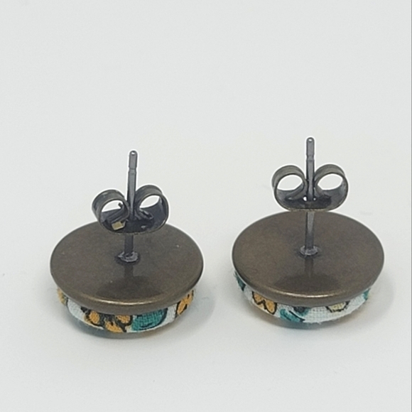 New Handmade | Upcycled Vintage Yellow Green Floral Button Stud Earrings - Picture 2 of 4
